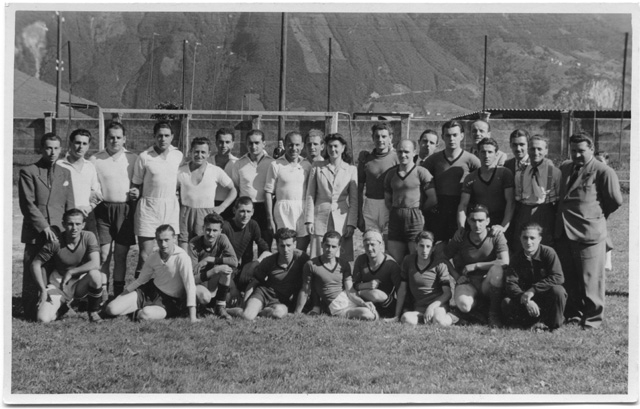 Squadra di calcio in posa