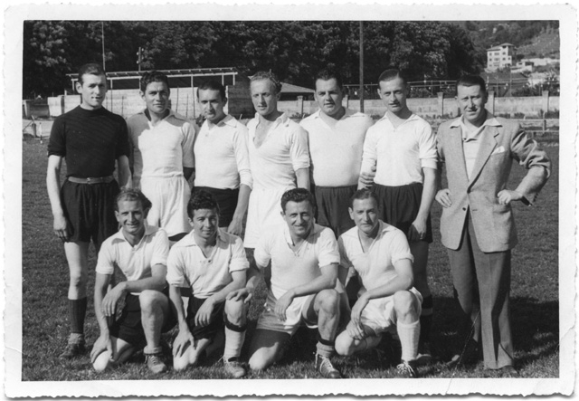 Squadra di calcio in posa a Tesserete