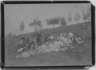 Ritratto di gruppo sopra a un prato