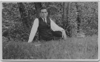 Pericle Buzzi seduto su di un prato a Tesserete