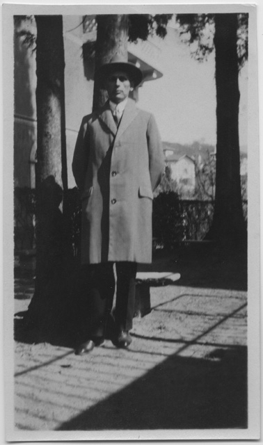 Pericle Buzzi in posa nel giardino adiacente alla farmacia di famiglia a Tesserete