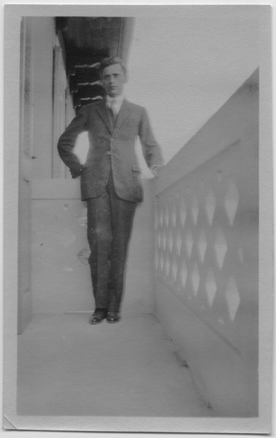 Pericle Buzzi in posa in balcone