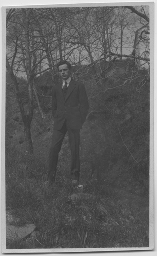 Ritratto di Pericle Buzzi in posa in un bosco