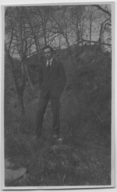 Ritratto di Pericle Buzzi in posa in un bosco