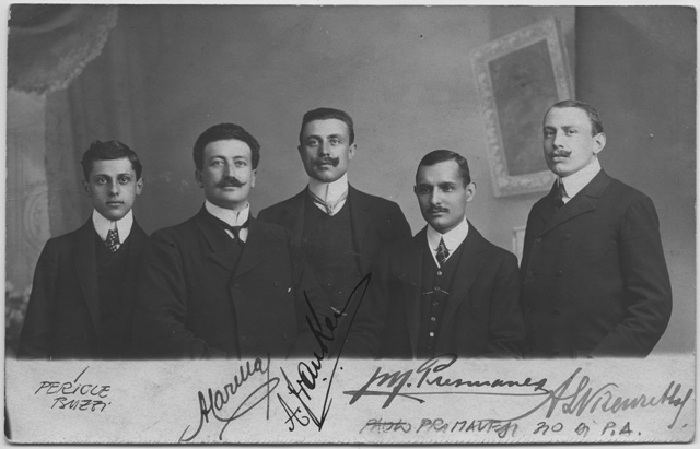 Gruppo di uomini in posa a Stoccarda