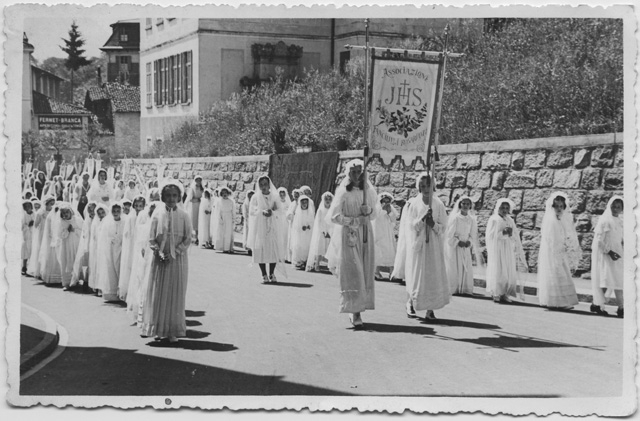Bambine durante una processione a Tesserete