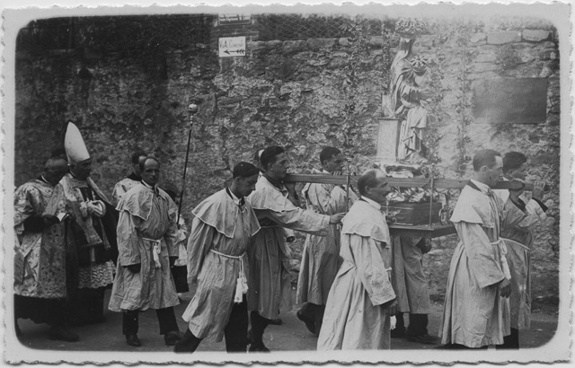 Gruppo di fedeli nel corso di una processione