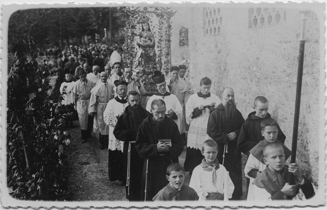 Gruppo di fedeli nel corso di una processione