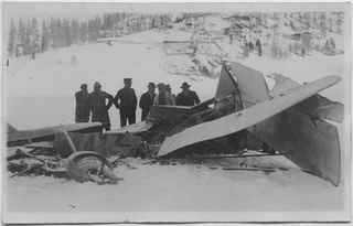 Gruppo di uomini accanto ad un velivolo precipitato