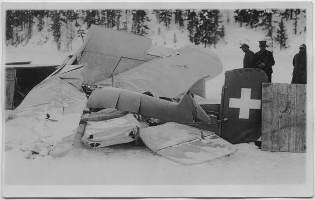 Gruppo di uomini accanto a un velivolo precipitato