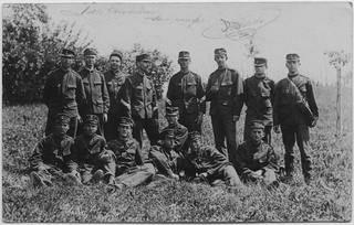 Gruppo di militari in posa su di prato negli Stati Uniti