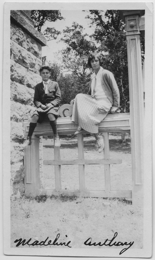 Madeline e Anthony Scalmanini seduti su di un muretto