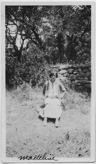 Madeline Scalmanini su di un prato a San Francisco