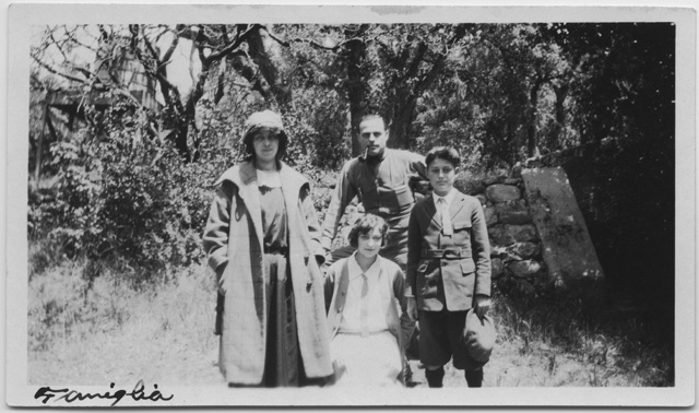 Ritratto della famiglia Scalmanini all'aperto