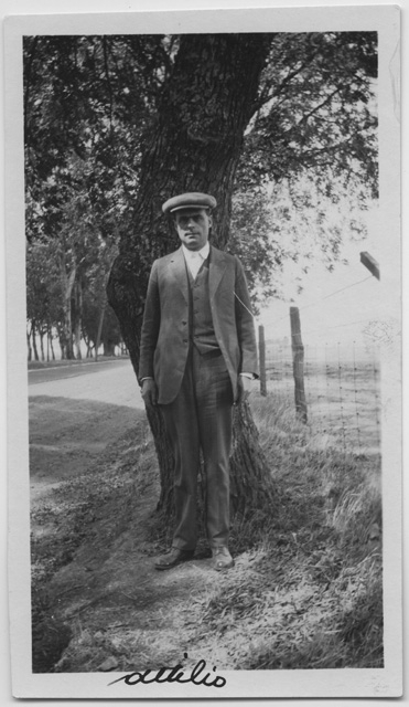 Attilio Scalmanini in posa in una strada di campagna