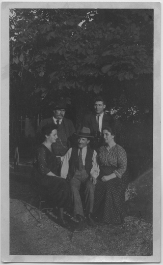 Ritratto della famiglia Scalmanini in giardino a Sala