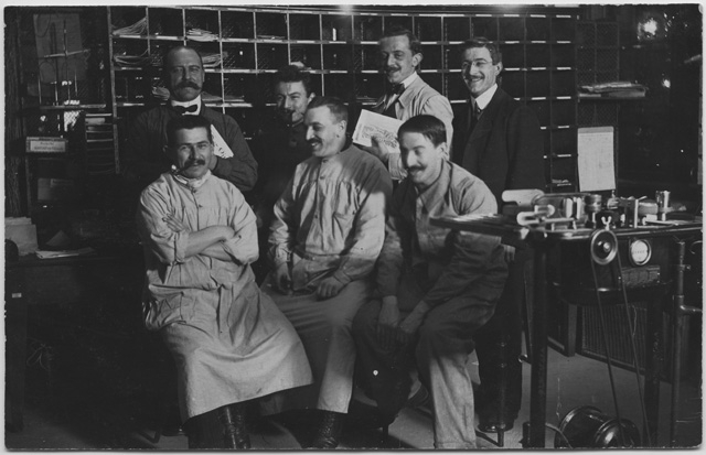 Gruppo di uomini in posa in un ufficio