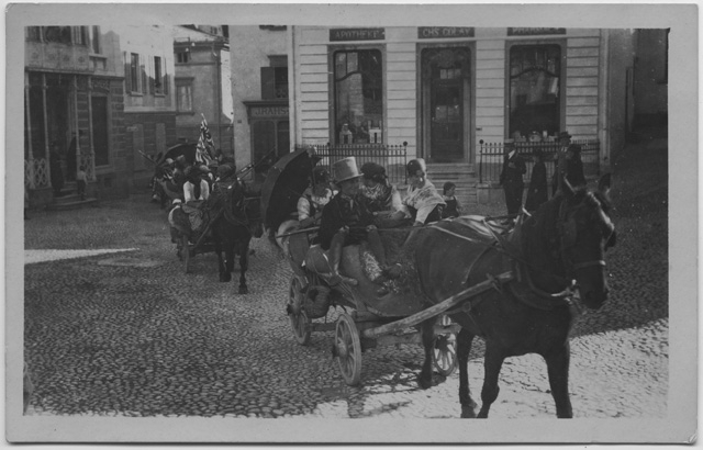Passaggio di carrozze durante una festa di paese
