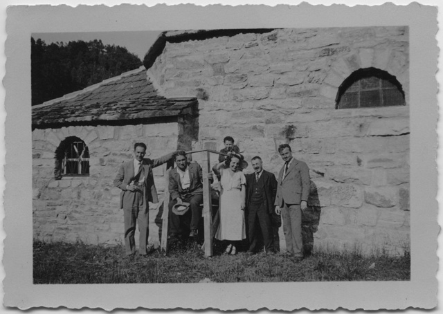 Gruppo di persone davanti alla chiesa di Gola di Lago