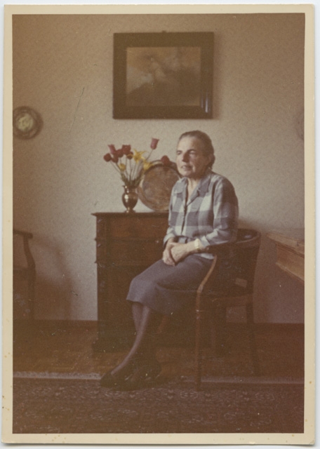 Ritratto di Adele Buzzi in salotto