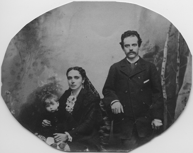 Eugenio Mascetti in posa con la moglie e il figlio