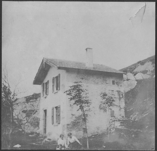 Tre donne ritratte di fronte ad una casa a Soree