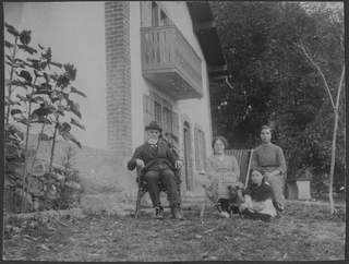 Edoardo Buzzi in posa con la famiglia nel giardino di casa a Caslaccio