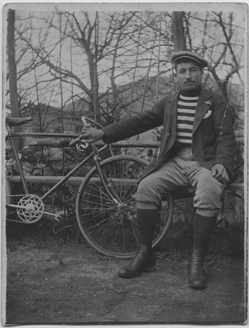 Umberto Giovannini con una bicicletta