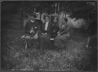 Famiglia Rossi nel giardino di Biolda con un'amica