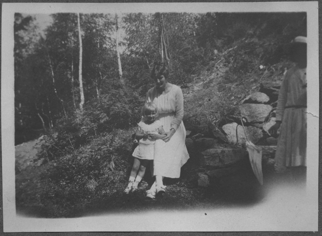 Gina Maria Rossi al convento di Bigorio con una bambina