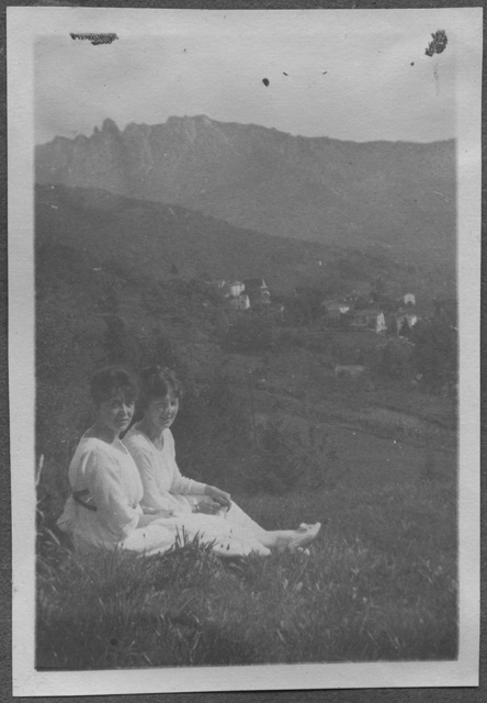 Gina Maria Rossi sul prato a Biolda con un'amica