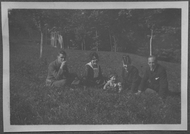 Gina Maria e Franco Rossi su di un prato con una coppia di amici