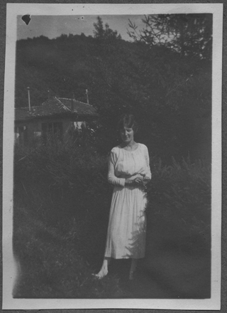 Gina Maria Rossi in posa in un giardino