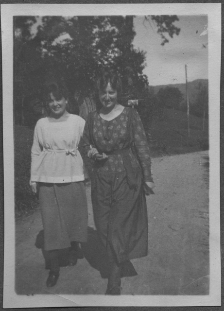 Gina Maria Rossi sulla strada di Lelgio con un'amica