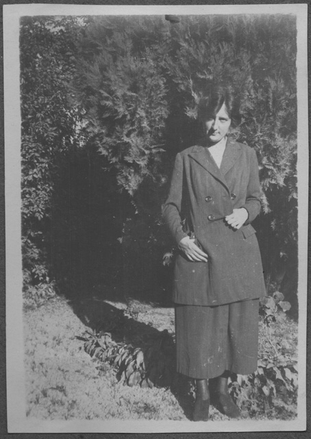 Ritratto di Gina Maria Rossi nel giardino di casa Vassalli