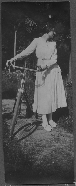 Ritratto di Gina Maria Rossi con una bicicletta