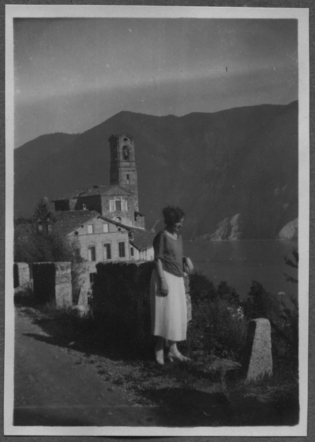 Gina Maria Rossi davanti alla chiesa di Castagnola