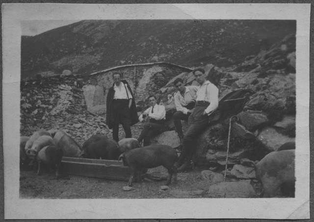 Franco Rossi con un gruppo di amici in montagna