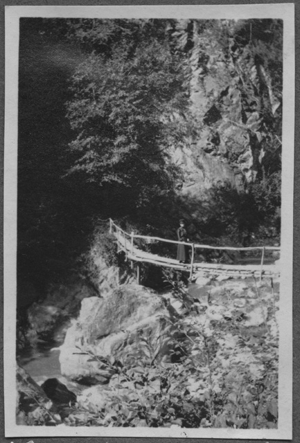 Adele Rossi in posa sulla strada tra Lugaggia e Dino