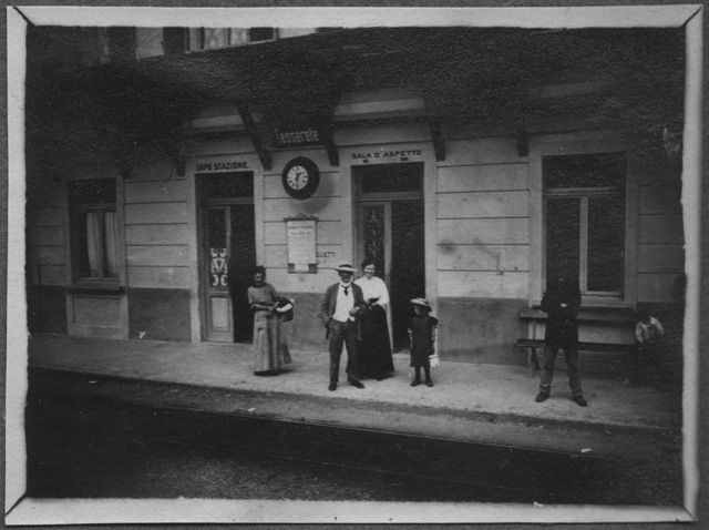 Famiglia Rossi alla stazione di Tesserete