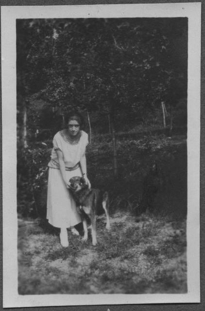 Ritratto di ragazza con un cane