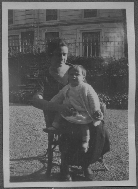 Ritratto di donna con bambina in braccio