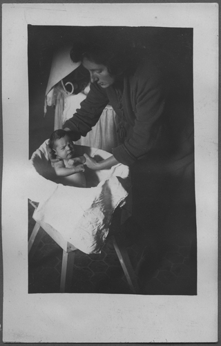 Gina Maria Rossi mentre fa il bagno alla figlia Adelina