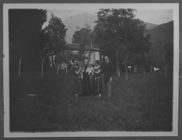 Famiglia Rossi sul prato davanti alla casa di Biolda