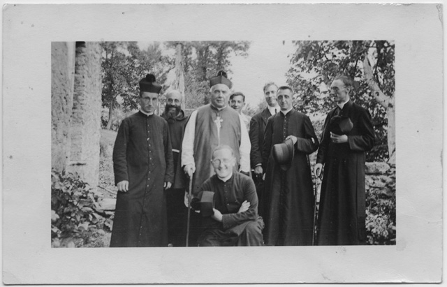 Monsignor Noseda in posa con alcuni preti e un frate
