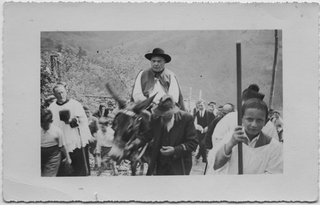 Ritratto di Monsignor Noseda mentre giunge in visita in Valcolla