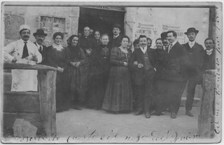 Ritratto di gruppo davanti ad una casa a Insone