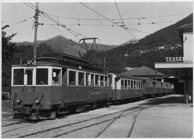 Cartolina della stazione di Tesserete con la ferrovia Lugano-Tesserete