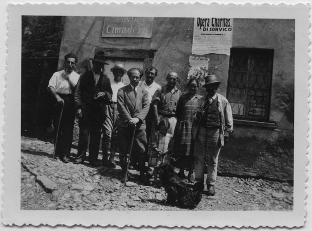 Gruppo di uomini davanti alla Posta di Cimadera