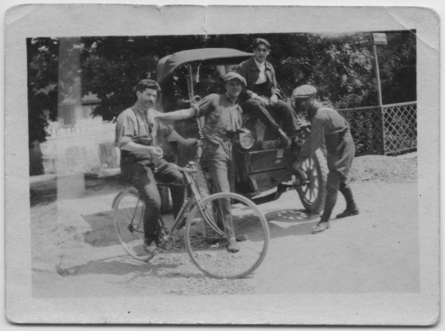 Gruppo di ragazzi in posa con una macchina d'epoca